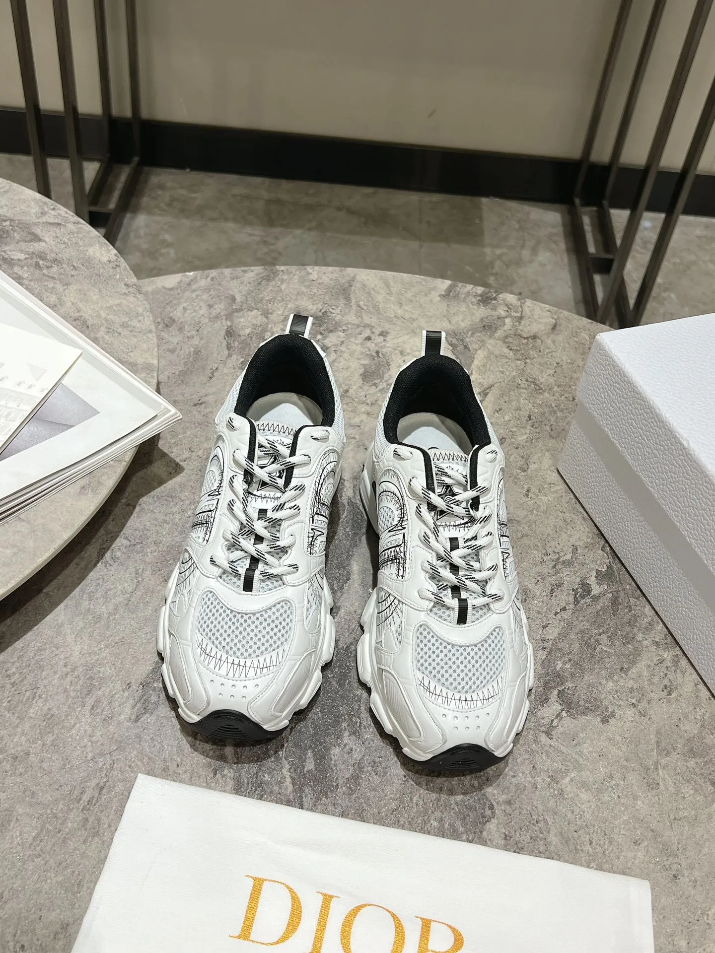 👟👟Ex-factory price 600👟👟 The latest hot model, the star model 2024 main hot product, the newly released Dior Chrono new casual sports shoes, running shoes, dad shoes are really cool, full of futuristic feeling! Really cool! Once again interpreting Dior's concept of cool fashion, the lucky star will bless you with good luck. The new EVA sole is super light and super soft! A perfect replica of the original! Fully matched material and mold! ! Women’s size: 35-39 (40.41 customized)